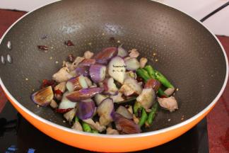 把炸好的茄子也倒入、再加一勺高汤；PS：没有高汤的可以适量的加点水