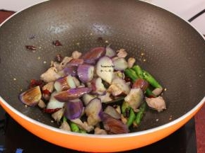 把炸好的茄子也倒入、再加一勺高汤；PS：没有高汤的可以适量的加点水