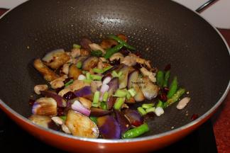 放盐、酱油、翻炒收汁，放葱炒均即可