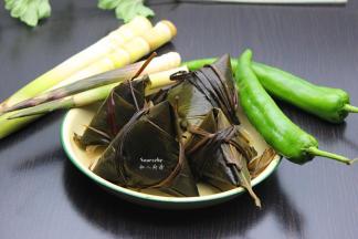 准备食材：碱水粽子、春笋、青椒等；