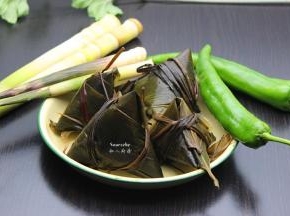 准备食材：碱水粽子、春笋、青椒等；