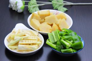 粽子去粽子切块，春笋去壳、洗净切好，青椒洗净，去籽切段；
