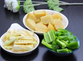 粽子去粽子切块，春笋去壳、洗净切好，青椒洗净，去籽切段；