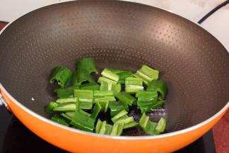 热锅，倒油，爆炒青椒五成熟；