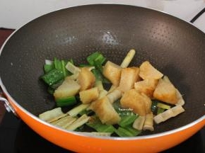 加入粽子，继续翻炒；
