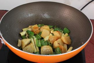 放盐、酱油，炒至粽子软糯香甜即可；