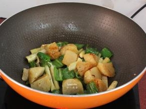 放盐、酱油，炒至粽子软糯香甜即可；