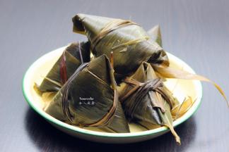 把剩余粽子取出，解冻；PS：粽子选择原味或碱水粽子