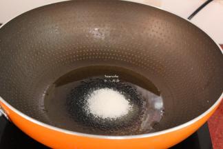 热锅，倒油，放入白砂糖炒出糖醋；PS：火不易太大。