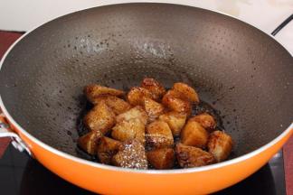 翻炒均匀，让粽子煮软，均匀裹上糖色即可；