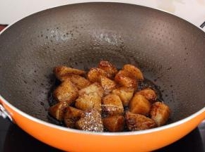 翻炒均匀，让粽子煮软，均匀裹上糖色即可；