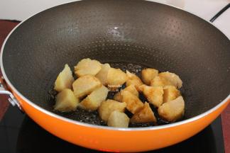 倒入切好的粽块；