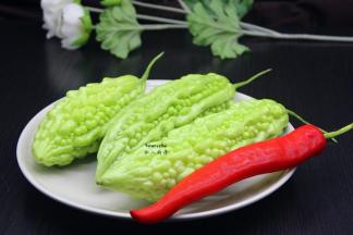 准备食材：苦瓜、红辣椒、香葱等食材；