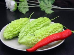 准备食材：苦瓜、红辣椒、香葱等食材；