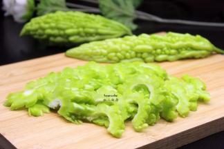 苦瓜洗净去籽、去瓢、切薄片；