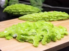 苦瓜洗净去籽、去瓢、切薄片；