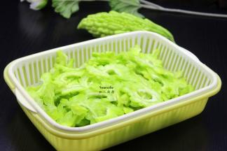 切好的苦瓜片放盐腌制10分钟；