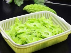 切好的苦瓜片放盐腌制10分钟；
