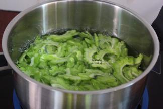 清水中放入葱白与水一起煮沸，放入苦瓜，汆烫熟；