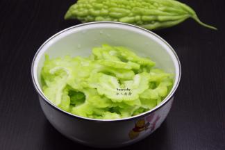 沥干冰水，放入盘子；