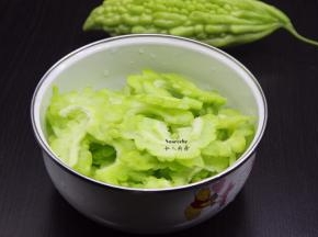 沥干冰水，放入盘子；