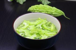 捞出的煮熟的苦瓜放入冰水中浸泡；