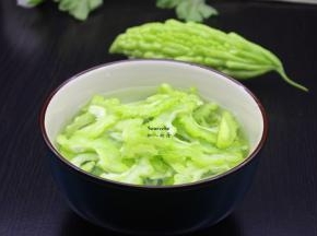 捞出的煮熟的苦瓜放入冰水中浸泡；