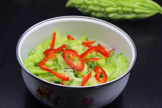 倒入橄榄油、芝麻油、盐、红辣椒、香葱拌均即可。