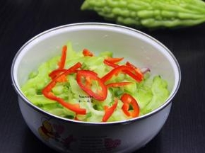 倒入橄榄油、芝麻油、盐、红辣椒、香葱拌均即可。