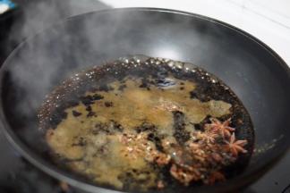 小火煮开马上关火盖锅盖10分钟