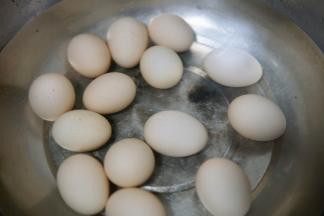 鸡蛋清洗干净以后，大火煮熟