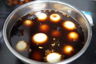 把鸡蛋和卤水一起倒入碗内冷藏一晚上即可