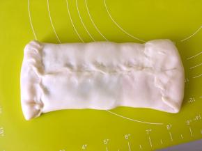 用水油皮材料包裹上油酥皮材料，收好收口，收口捏紧