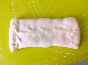 用水油皮材料包裹上油酥皮材料，收好收口，收口捏紧