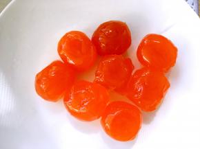 蛋黄用玉米油跟朗姆酒泡半个小时，之后预热烤箱，170度烤5分钟