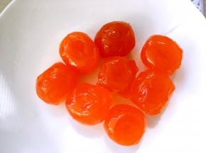蛋黄用玉米油跟朗姆酒泡半个小时，之后预热烤箱，170度烤5分钟
