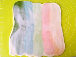 用擀面杖轻轻的将包裹好的面团擀薄擀大