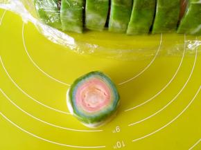 取一份面团竖着放，就看到一层一层的彩色螺旋纹路