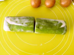 松弛好的面团用刀切开，分成同等份量的两份