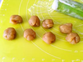 莲蓉馅分成8等份