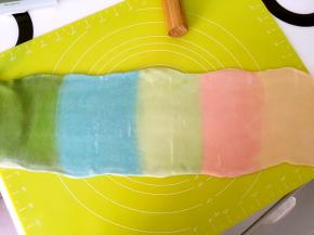 松弛好的面团再次擀薄擀大，擀的长一些，颜色卷起来后层次感比较明显