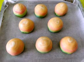 烤箱预热180度，将包裹好的蛋黄酥放在铺油纸的烤盘上