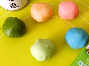 混合油酥皮材料，活成面团，之后分成5等份，用色素或者色粉调成自己喜欢的5种颜色