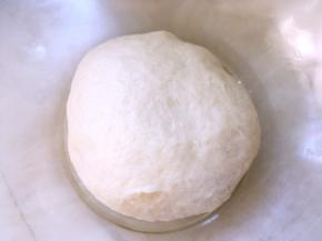 将水油皮面团揉5、6分钟至面团光滑，盖保鲜膜放一旁松弛