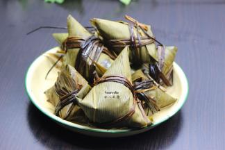 把剩余粽子取出，解冻；PS：粽子选择原味或甜味