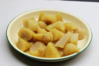 粽子不规则的切块，撒上白砂糖，均匀裹上。PS：根据粽子形状随意切。