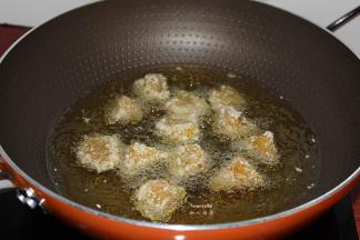 锅中倒入适量的花生油，油温160度左右，放入裹好的粽块；