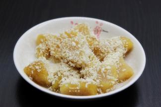 切好的粽子块，撒上白砂糖，面包糠倒入均匀的裹上；PS：如果不粘，可以把粽子切块之后加入以下。