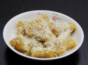 切好的粽子块，撒上白砂糖，面包糠倒入均匀的裹上；PS：如果不粘，可以把粽子切块之后加入以下。