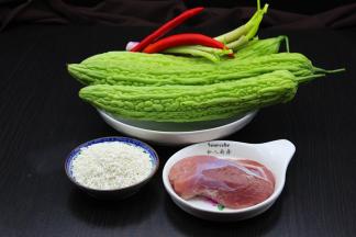 准备食材：苦瓜、糯米、猪瘦肉、红辣椒、香葱等食材。